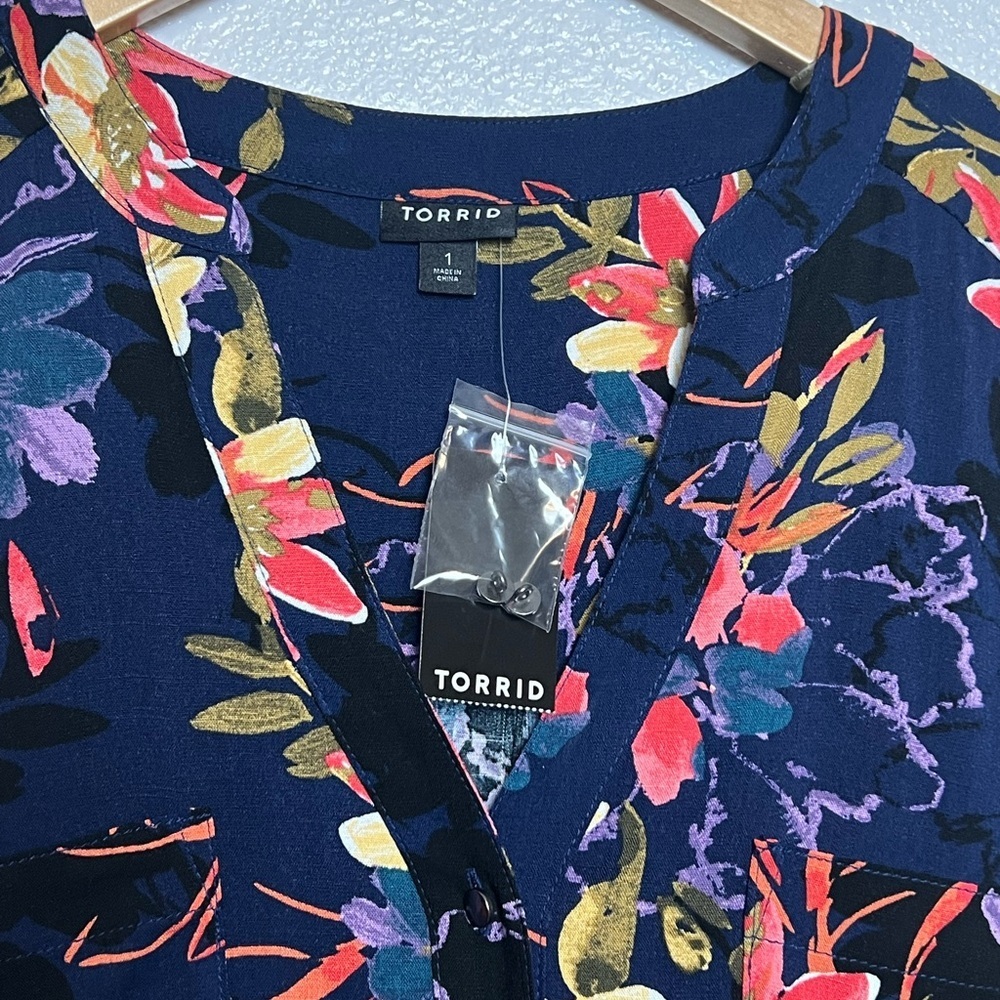 NWT Torrid Blue and Orange Floral Sleeveless Blouse with V-Neck Size 1X - Picture 3 of 7